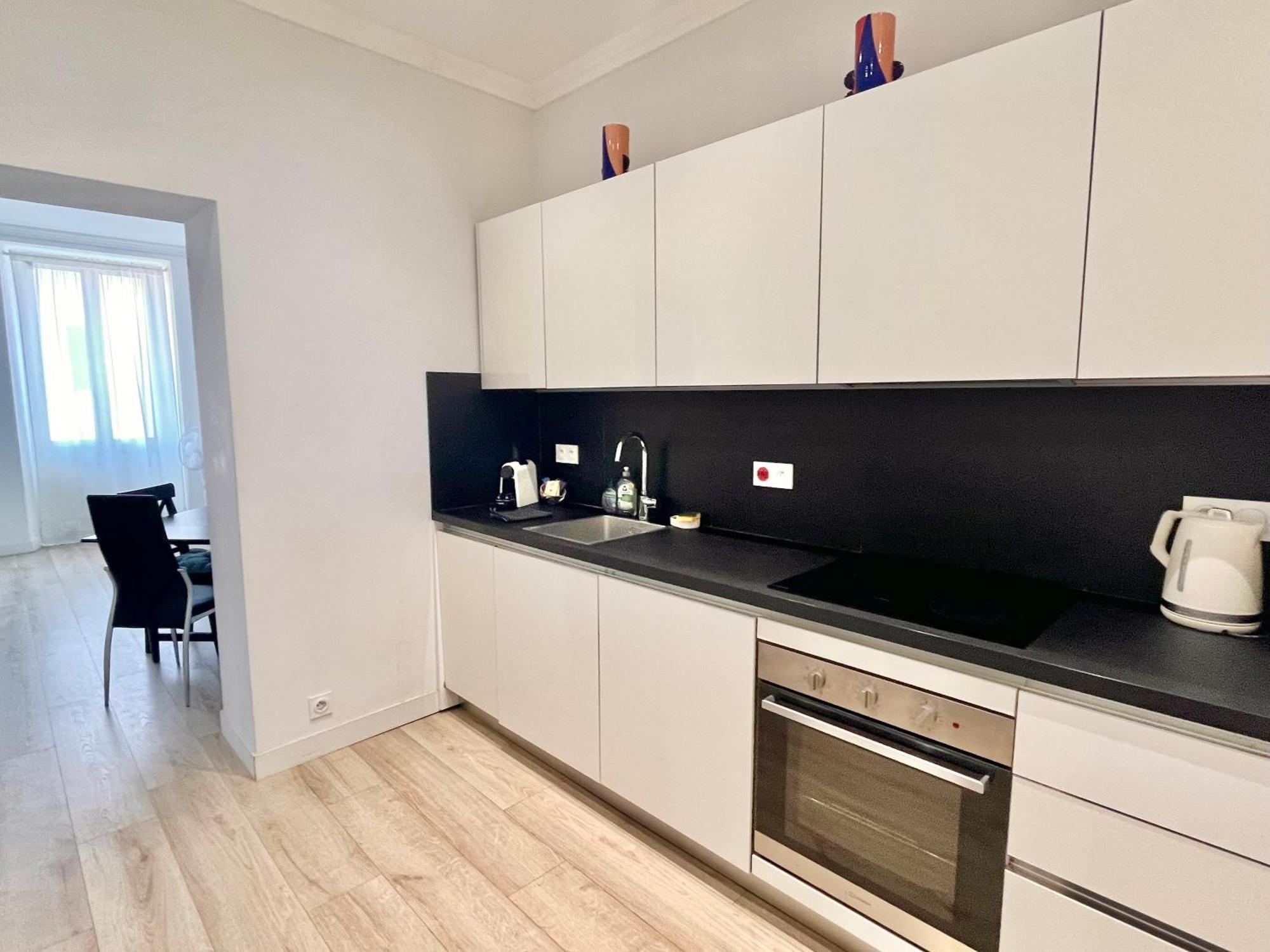 Center 2 Min Walk To Quiet Sunny Balcony Apartment