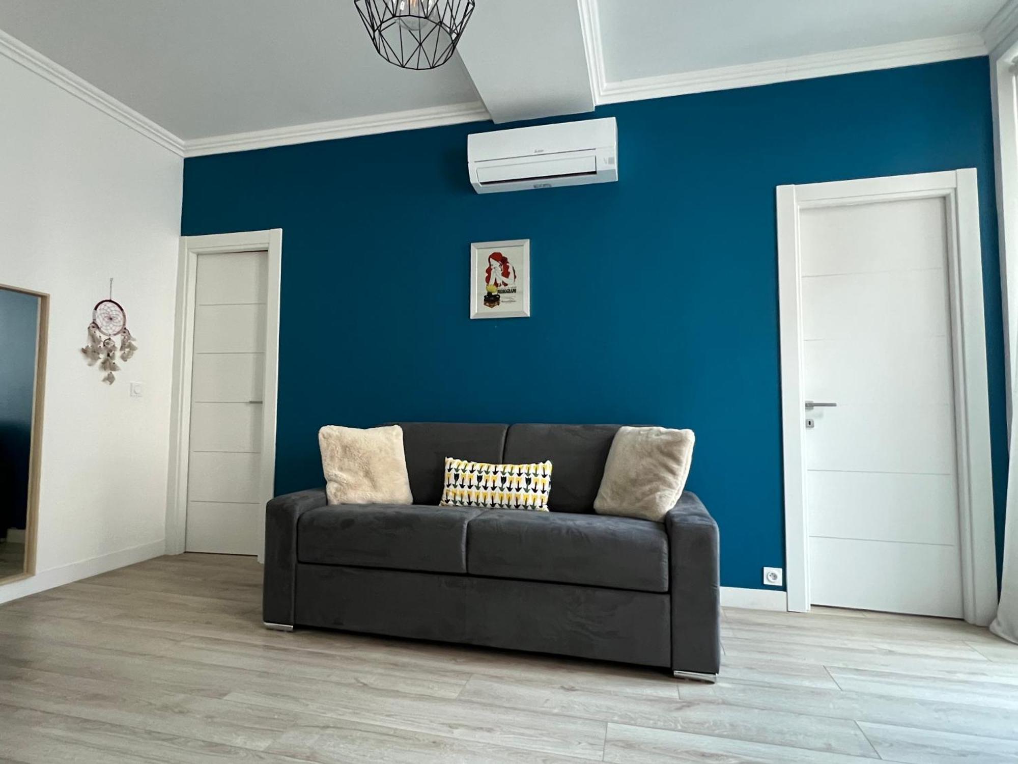 Center 2 Min Walk To Quiet Sunny Balcony Apartment *